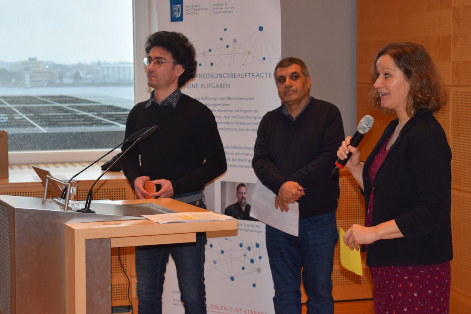 Abdulkader Hamoud und Ismail Abdi stellen gemeinsam mit Astrid Petermann ihre Arbeit im Projekt "Von Mann zu Mann 2.0" vor.